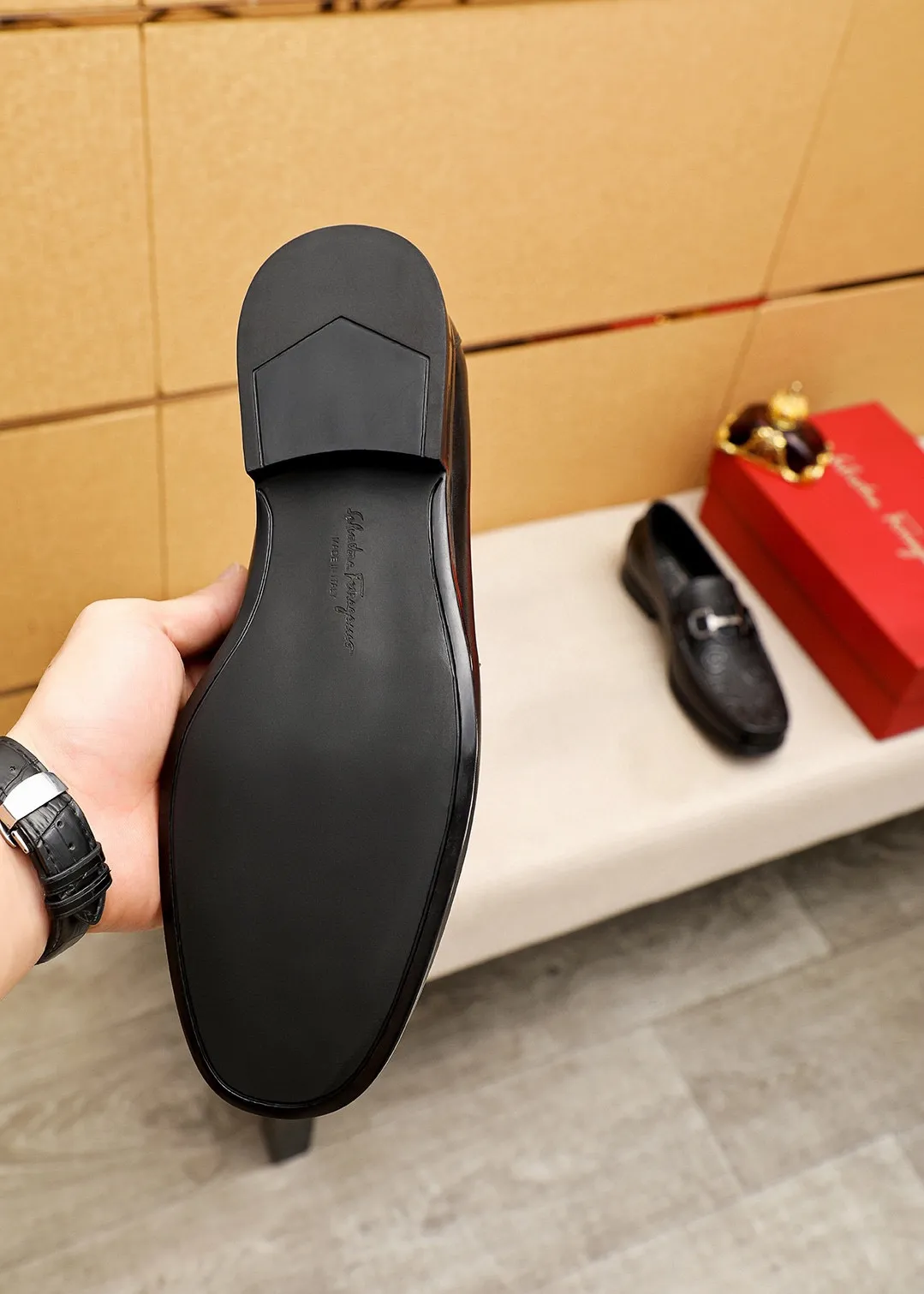 Men's shoes 💰460 💐 Product trademark: Ferragamo "Ferragamo" casual leather shoes Regular size: 38-44 (45.46🉑️customized) Product materials: Selected imported first-layer calfskin embossed upper + luxury hardware buckle, imported water-dyed cow leather lining. Strong three-dimensional visual effect, original rubber outsole Color: 1⃣️color optional